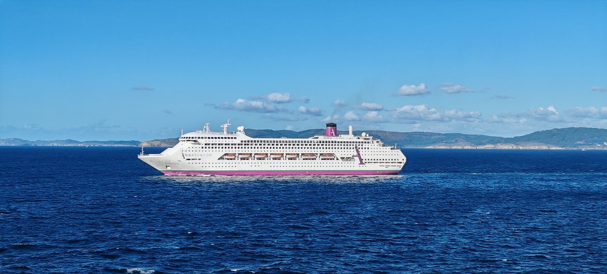 Primera escala de crucero #Ambience  de la naviera <a href="/ambassadorcruis/">ambassadorcruiseline</a> en <a href="/PuertoACoruna/">Puerto de A Coruña</a>, ceremonia de intercambio de metopas.