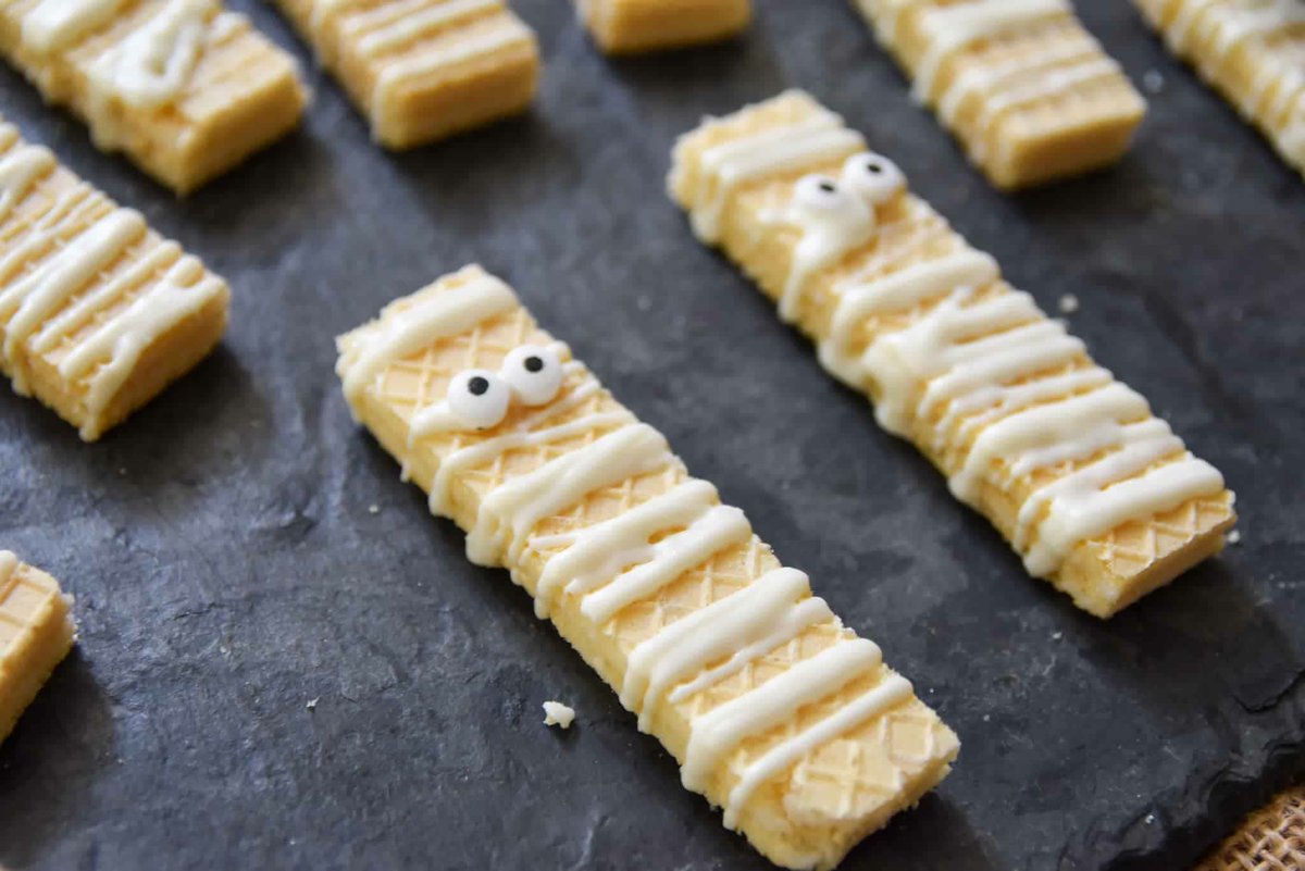 MessForLess's tweet image. No tricks, just treats! Make these easy White Chocolate Wafer Mummy Cookies for a fun Halloween snack. Full recipe: messforless.net/white-chocolat… #Halloween #MummyCookies