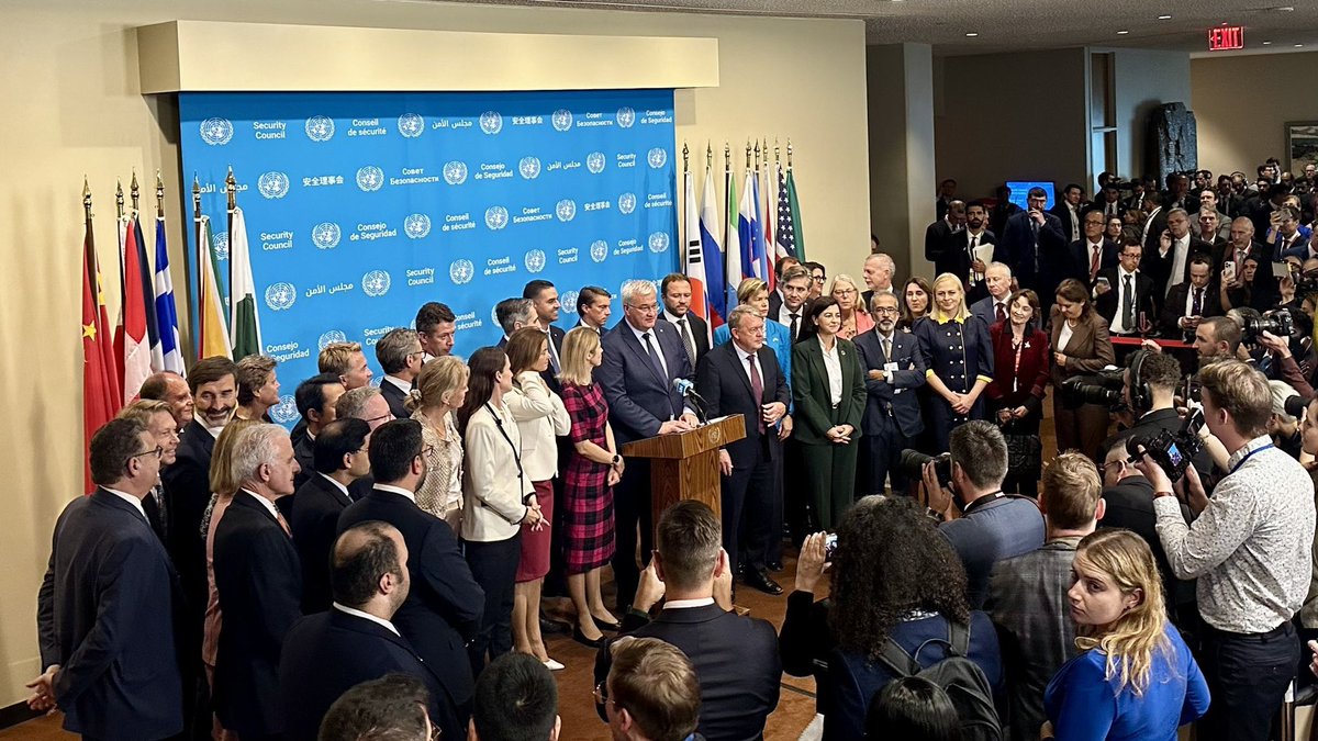 Today 🇩🇰 proudly stood with 40 countries to support 🇺🇦’s sovereignty &amp; territorial integrity.

We will all keep providing UA with the help it needs to defend itself against RF’s war of aggression.

We all call on RF to stop the killing and enter meaningful negotiations with UA.