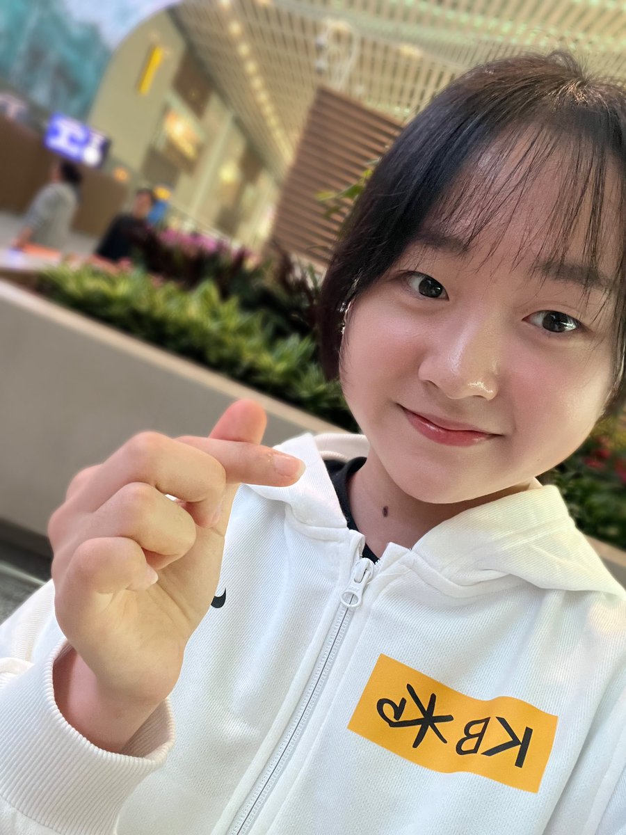 브이말고 따른 포즈••• 했더니 고민하다가 손하트를 해줌🫰🏻🫰🏻