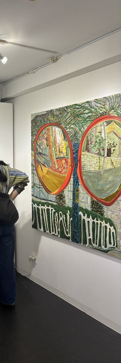 今日は休みです
ミチちゃんが、鏡が二つあるけどこの絵正方形全体が鏡みたい（たんにわたしの手癖で柵が歪んでいて）って言ってくれたのがめっちゃ嬉しかった
絵って長いこといじくりまわしてるとどんどん変わっていって、後から理由が追いついてくるみたいなことがよくある　あと変になってからが本番