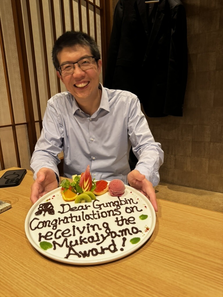 We were honored to host Prof. Guangbin Dong <a href="/GBD_Lab/">The Dong Lab</a> <a href="/GuangbinDong/">Guangbin Dong</a>  for a lecture at Waseda yesterday! 
Thank you for the wonderful chemistry, lively Q&amp;A, and drinking in the lab–"nijikai"!!
 We also celebrated his 2025 Mukaiyama Award ! (the plate had a restaurant typo)