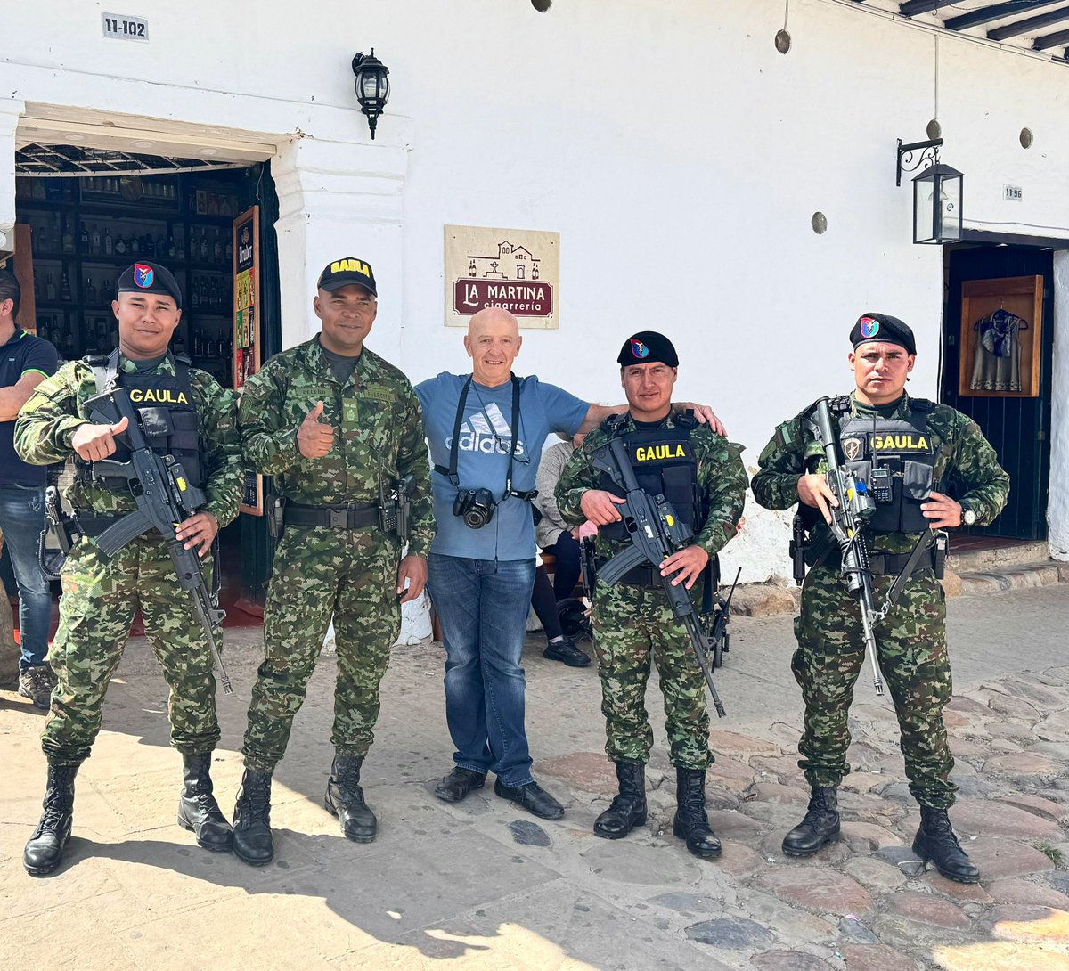 Ejercito_Div5's tweet photo. 📍 Desde Villa de Leyva, Boyacá, la comunidad agradeció a los soldados del @GaulaMilitares #PrimeraBrigada  por su compromiso con la seguridad, quienes recorrieron las calles de este municipio, invitando a la ciudadanía a denunciar cualquier actividad que afecte su tranquilidad.

#YoNoPagoYoDenuncio
#Línea147