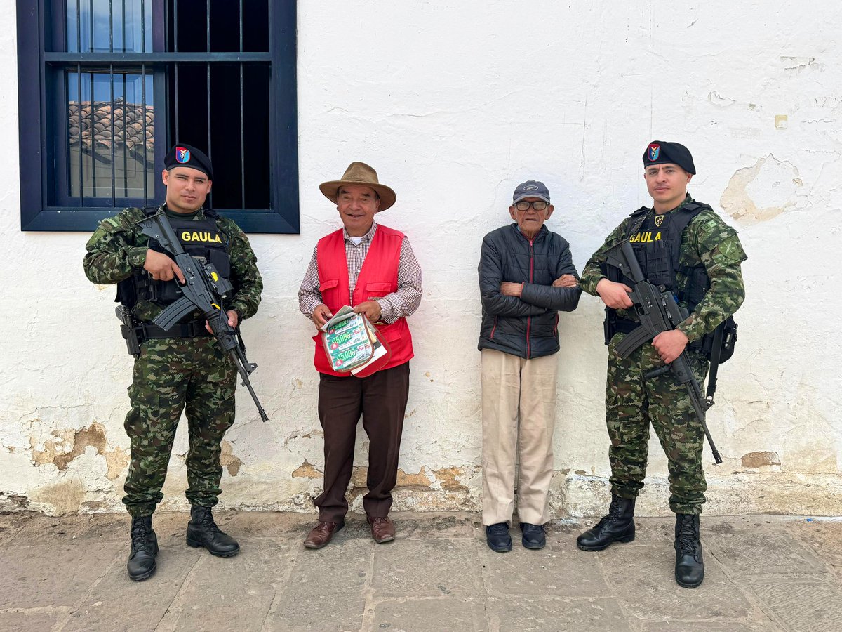 Ejercito_Div5's tweet photo. 📍 Desde Villa de Leyva, Boyacá, la comunidad agradeció a los soldados del @GaulaMilitares #PrimeraBrigada  por su compromiso con la seguridad, quienes recorrieron las calles de este municipio, invitando a la ciudadanía a denunciar cualquier actividad que afecte su tranquilidad.

#YoNoPagoYoDenuncio
#Línea147