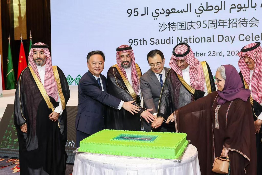 أقامت السفارة احتفالاً بمناسبة #اليوم_الوطني_السعودي_95 برعاية من وزارة الثقافة السعودية في ضوء اعتماد عام ٢٠٢٥م عاماً ثقافياً سعودياً صينياً، حضره صاحب المعالي وزير الصناعة والثروة المعدنية أ.بندر الخريف، ومعالي محافظ المؤسسة العامة للتأمينات الاجتماعية أ.عبدالعزيز البوق.