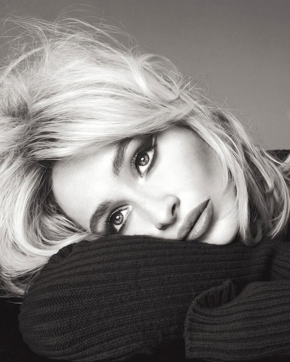 Vogue italia』公式Instagramより: 「キャリアの始まりは“永遠の隣の