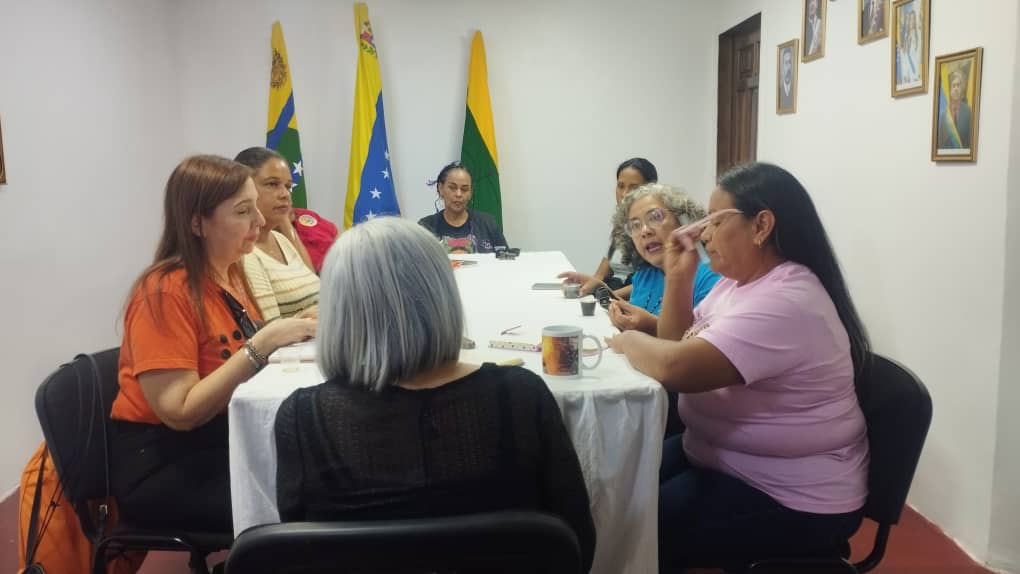 "¡Unidas por la prevención! ♀️

💜 En #Bolívar, Tinta Violeta y autoridades del Municipio Sifontes articulan esfuerzos para frenar la violencia contra mujeres, niñas, niños, adolescentes y personas de la comunidad LGBTIQA+