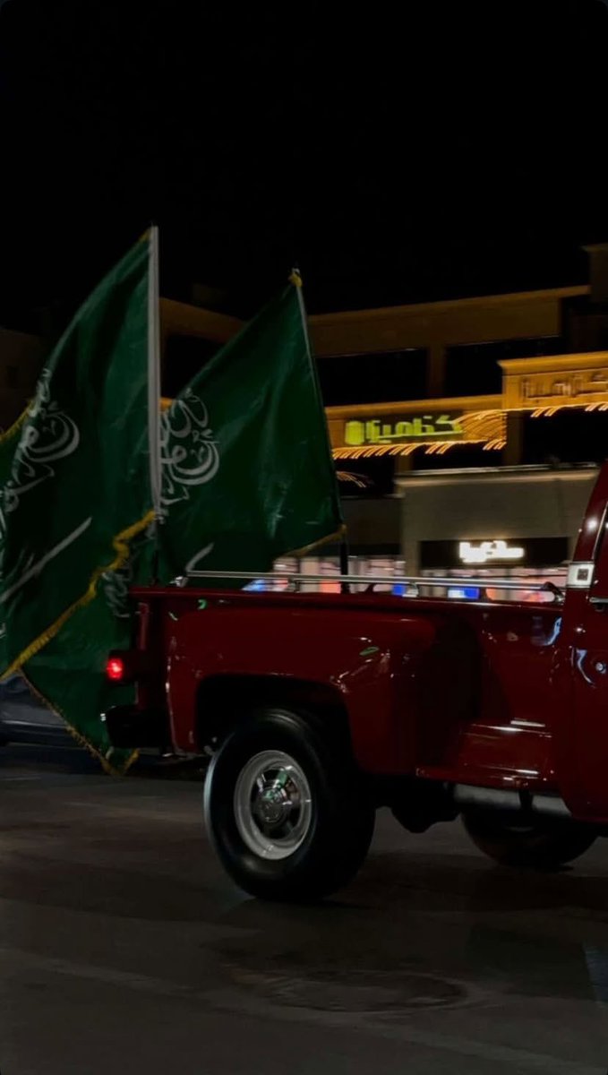 " يا دولةٍ بين الدول كنها مثل بدر التمام 
وأسيادها على عروشٍ ماتهاز ..  اركانها 

هذي"السعودية" بلادٍ من زبنها مايضام!
إية    "السعودية " لأن دستورها "قرأنها"

يرفرف الخفاق الأخضر بالشهاده والحسام
ويغازل نجوم الثرياء والسحاب اوزانها "
                           💚🇸🇦