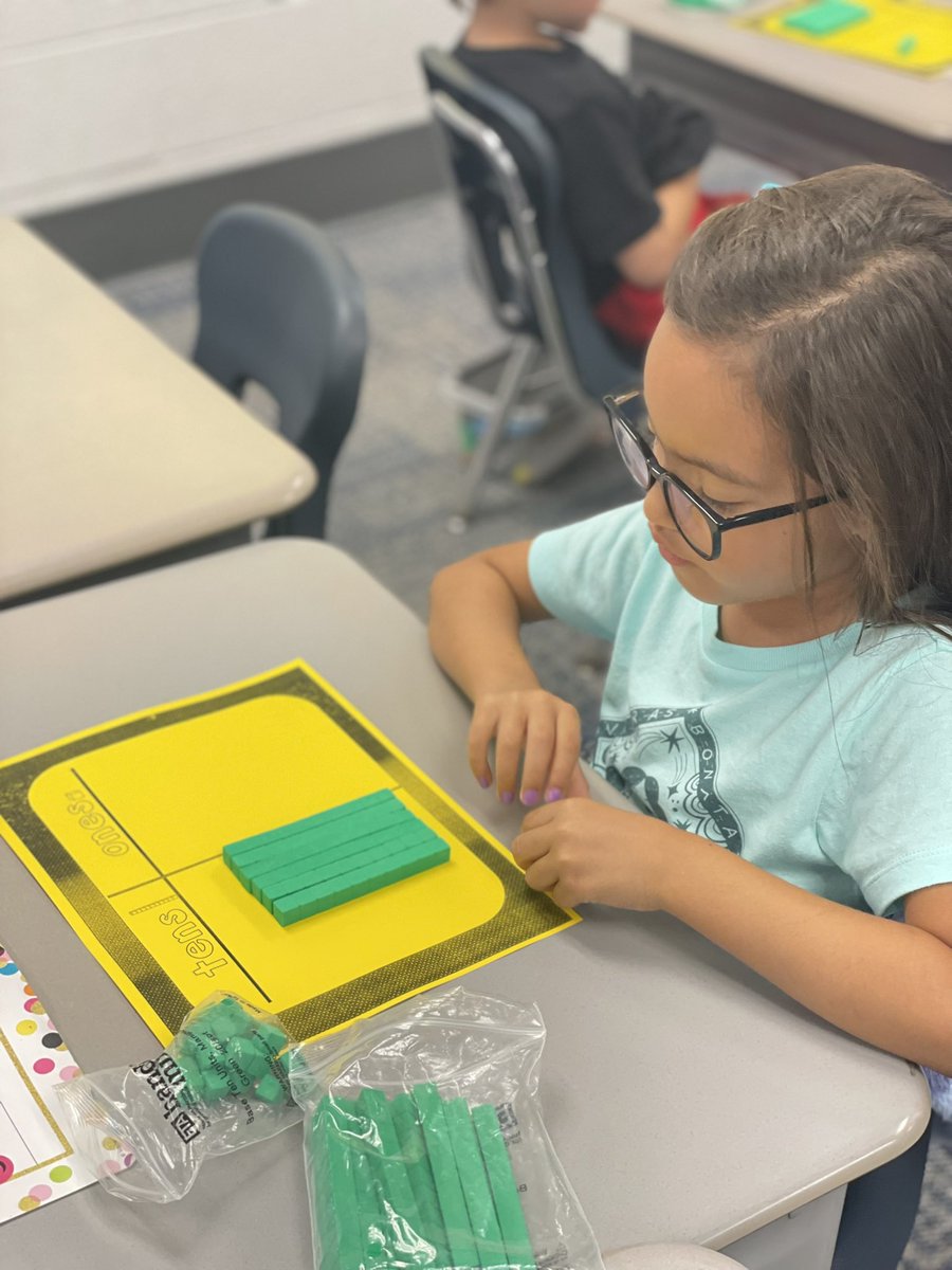 marnellandrea29's tweet image. Today we practiced making two-digit numbers on our place value charts. @VV_Voyagers #fabulousfirsties #placevalue #welovemath