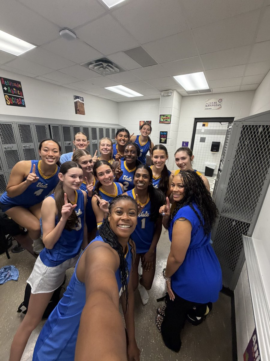 Program Sweep tonight to bring in district play at Farmersville 🧹💙 Varsity girls dominated with a 3-0 win!