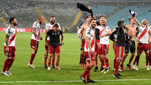 Una noche más cómo estas, River

Un baile más