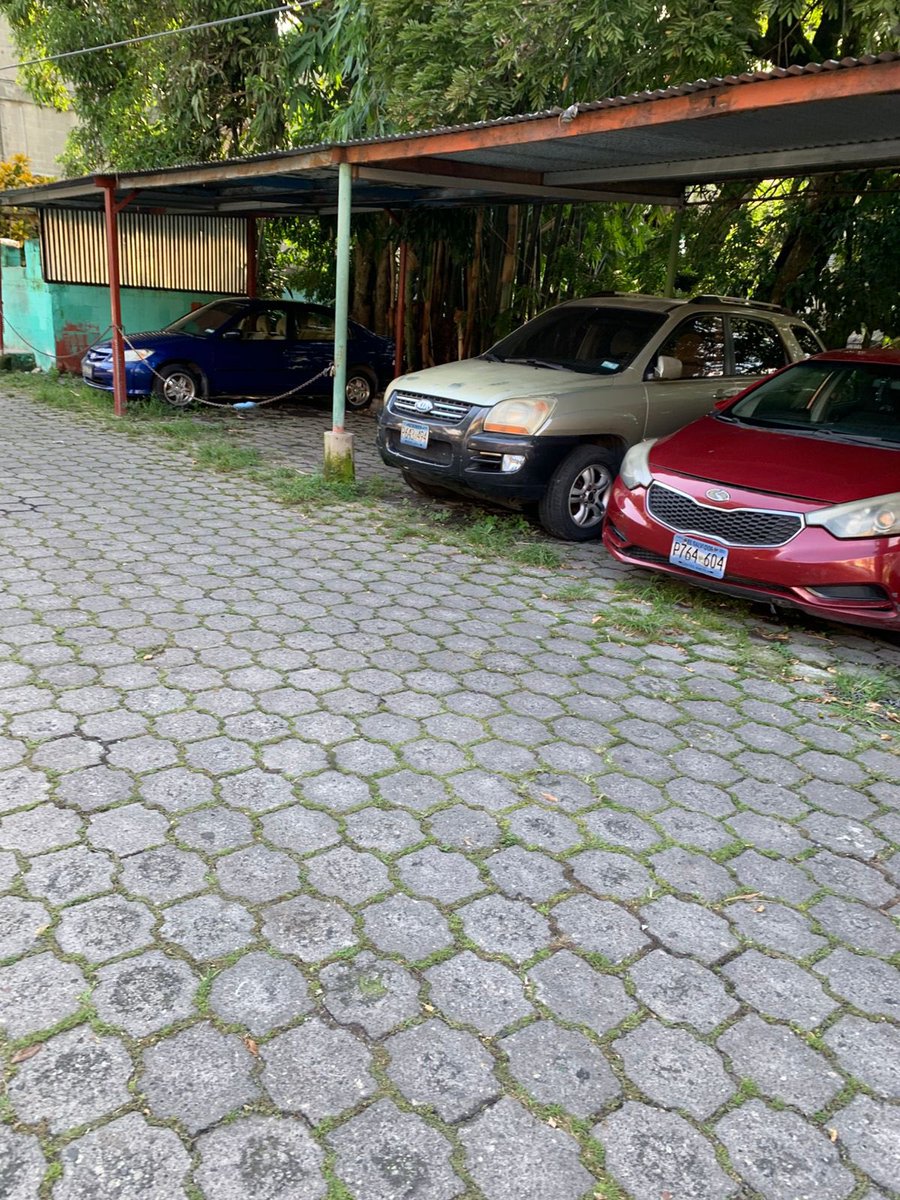 ITROriginal's tweet photo. 🚨 SE TOMAN PARQUEOS PÚBLICOS EN RESIDENCIAL MODELO Y AMENAZAN A VECINOS QUE LOS USAN

📍 Vecinos de la Residencial Modelo, en San Salvador, denunciaron que varios residentes han tomado control de parqueos públicos, colocando estructuras metálicas, cadenas y señales para impedir que otros los usen.

⚠️ Algunos afectados aseguran haber recibido amenazas y reportan daños a sus vehículos por intentar estacionarse en espacios que son de uso común.

❌ Los denunciados no pagan cuotas municipales ni vecinales, pero mantienen el control arbitrario de las zonas.

📣 Los habitantes exigen la intervención de las autoridades para liberar los parqueos, remover vehículos abandonados y restablecer el libre acceso para todos los residentes.