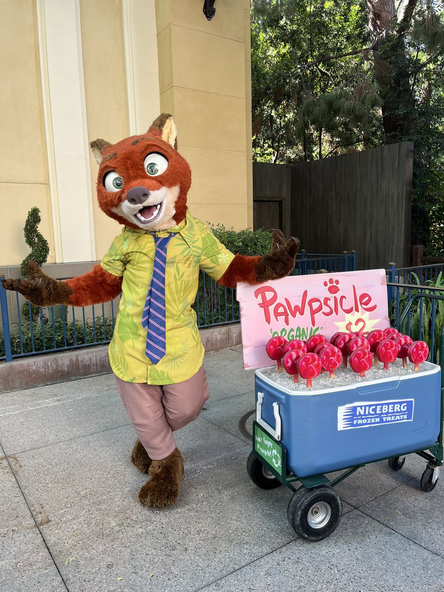 feathersOkapi's tweet image. weird guy tried to sell me a funny ice treat