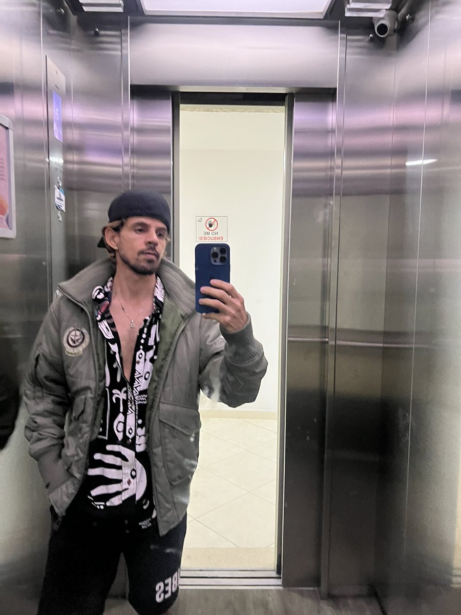 Me lo chupas en el elevador? 🥵