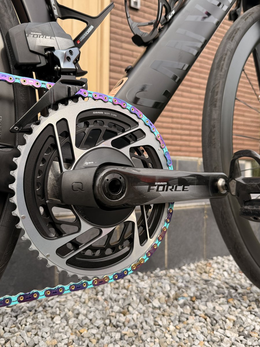 CatalystLabo's tweet image. 弊チームではSUMC様のご厚意で、4月頃からひと足先にフラットトップチェーンを使用させて頂いております。

8月の宇都宮合宿でも大活躍

チェーン＝シルバーという固定概念を捨て、カラフルなチェーンで走ると気分もさらに上がりますね☺️
皆様もワイズロード様でお取り寄せする価値アリかと！
 #SUMC