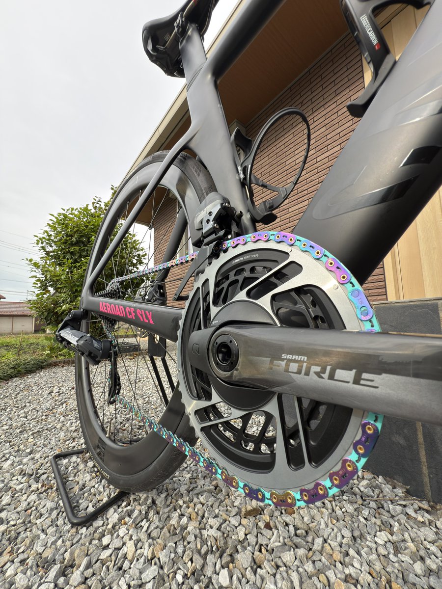 CatalystLabo's tweet image. 弊チームではSUMC様のご厚意で、4月頃からひと足先にフラットトップチェーンを使用させて頂いております。

8月の宇都宮合宿でも大活躍

チェーン＝シルバーという固定概念を捨て、カラフルなチェーンで走ると気分もさらに上がりますね☺️
皆様もワイズロード様でお取り寄せする価値アリかと！
 #SUMC