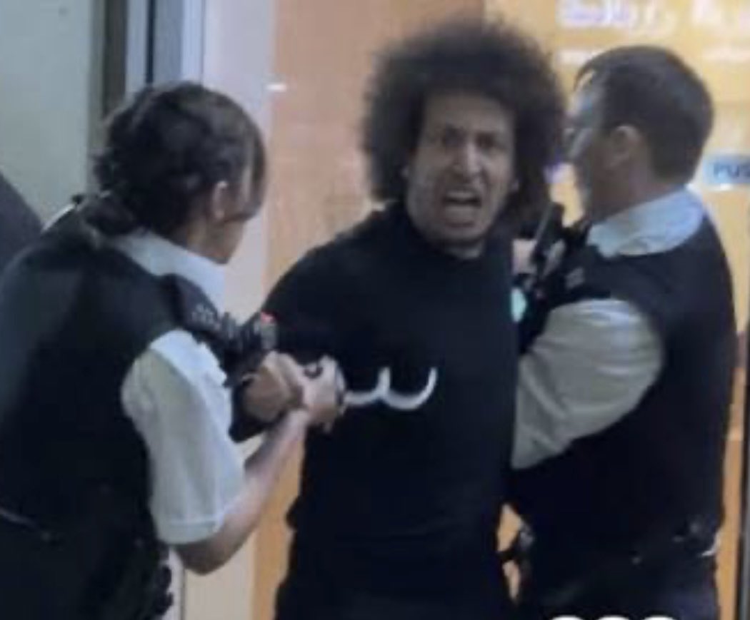 HafezMirazi's tweet photo. علينا أن نتوقع قريبا إفراج السلطات البريطانية عن أحمد عبد القادر "ميدو" المحبوس بعد تصديه وبحوزته سلاحاً أبيض للمتظاهرين امام السفارة المصرية بلندن..

أتوقع ذلك باعتباره تبادلا غير مُعلن للمحبوسيّن لدى الطرفين، فقد حاولت الحكومة البريطانية لسنوات على مستوى رؤساء وزرائها مناشدة الرئيس المصري الإفراج عن علاء، وبعد حصوله على الجنسية البريطانية بحكم الميلاد لوالدته د. ليلى سويف، دون جدوى! ورغم  ان ابنها الناشط السياسي علاء عبد الفتاح قد أكمل في الحبس السنوات العشر مجموع الأحكام القضائية ضده. لكن يبدو ان السبيل الوحيد لتحرير علاء كان مقايضة حريته مع بريطانيا بحرية "ميدو" لمجرد احتجازه تحت التحقيق لعدة اسابيع في بريطانيا ، ونتيجة تصرف أرعن لأحد قبضايات النظام ضمن تنظيم أمني يُسمى اتحاد شباب مصر في الخارج!

ميدو هو أيقونة الوطنية لدى النظام الحالي في مصر، ولذلك يضحي النظام الذي اقسم بعدم خروج علاء، بالاضطرار للإفراج عنه من اجل ميدو رغم ان المناضل الوطني علاء هو ايضا ابن المناضل الحقوقي المحامي أحمد سيف الإسلام، وابن الاكاديمية والمناضلة لاستقلال الجامعات د. ليلى سويف وأختها د. أهداف سويف، وحفيد كل من استاذ علم الاجتماع د. مصطفى سويف، و النابغة د. فاطمة موسى و…و..! كل هؤلاء ممن خدموا مصر وقدموا لها الكثير لم يعنوا ��يئا لمن يحكم مصر إلا الآن ومقابل حرية "البطل ميدو"!