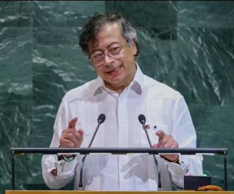 1. Petro posando de antimperialista en la ONU le ha causado un daño inmenso e irreparable a Colombia. Insultando a EE.UU. y  provocando a Trump coloca en grave riesgo al país. Cualquier represalia será exclusiva responsabilidad de este presidente de la "guerra a muerte".

2.
