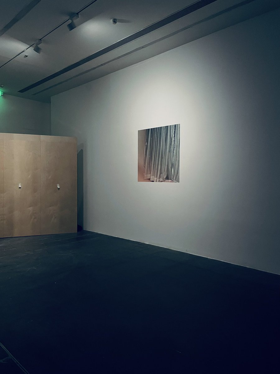 LEDパネルでの展示は初めてですが、いいですね。照明気にせずに明るい空間に展示できます。今回はモニター、プロジェクター、LEDパネルの混在。