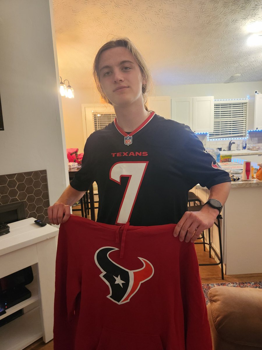 froehlichc10's tweet photo. It was a very @CJ7STROUD &amp; @HoustonTexans birthday! Now repping #CJ7 even more at #UniversityofTennessee https://t.co/4WmUKE3FHO