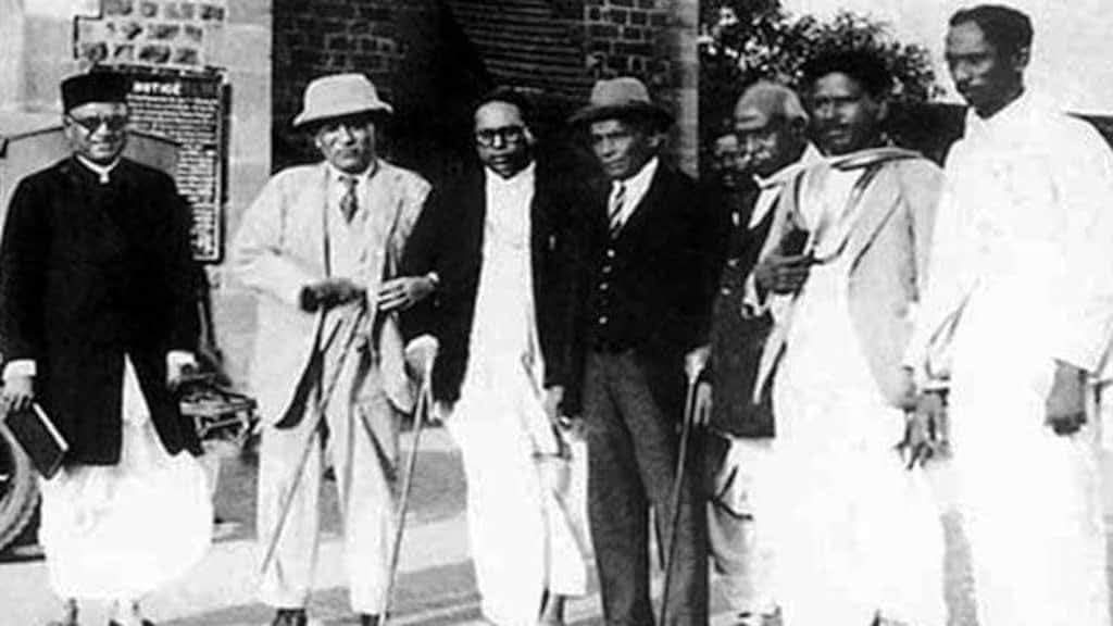 24th Sept #TheDayInHistory

An agreement b/n Dr. #BabasahebAmbedkar &amp; Mahatma Gandhi was signed OnThisDay in 1932, known as #PoonaPact. This was signed by Pt Madan Mohan Malviya &amp; Dr Ambedkar &amp; some Dalit leaders at YerwadaJail in #Pune, to break #MahatmaGandhi's fast unto death.