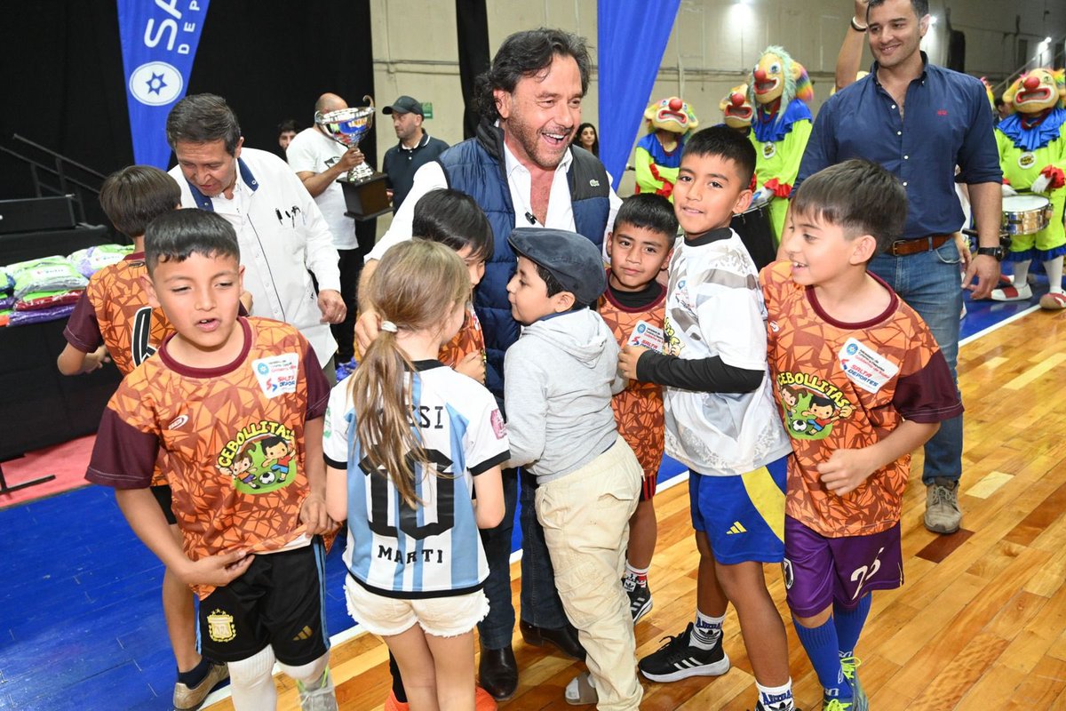 Con el puntapié inicial en el Delmi, dimos comienzo a la Copa Güemes 2025 

Miles de jóvenes salteños ya empiezan a vivir este torneo provincial de fútbol 5 que une a la provincia a través del deporte, transmitiendo valores de respeto, superación y compañerismo.

El deporte nos