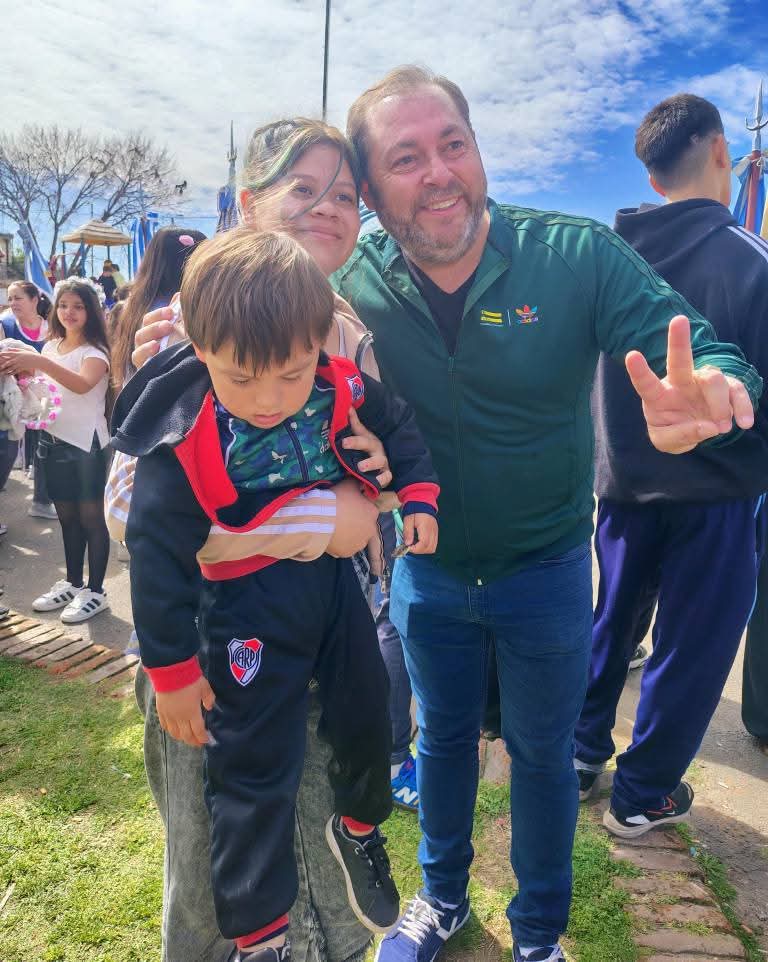 La dedicación y pasión por la educación son un faro de esperanza para nuestro futuro. Me siento afortunado por el cariño y afecto que me brindaron en este día tan especial. Gracias por permitirme ser parte de este momento tan significativo de la red educativa Santa Brigida.