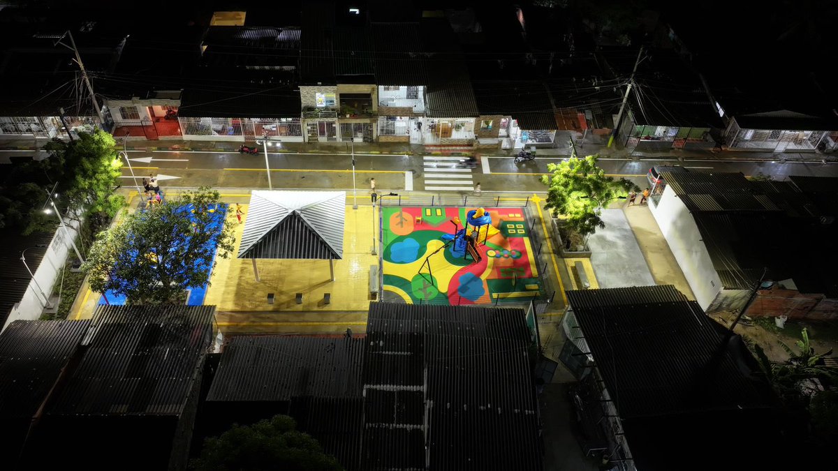 AnaMariaAljure's tweet photo. 🌙 Así brilla esta noche el Parque Ciudad Modesto, recién entregado a su comunidad.

En tan solo un día ya es punto de encuentro, vida y alegría para nuestra gente del Suroccidente. Esta obra de @alcaldiabquilla tiene todo lo que soñaron sus vecinos: juegos infantiles, senderos para caminar, plazoleta, kiosco y mucho más. Un espacio de encuentro, esperanza, unión y orgullo barranquillero.🫶🏼