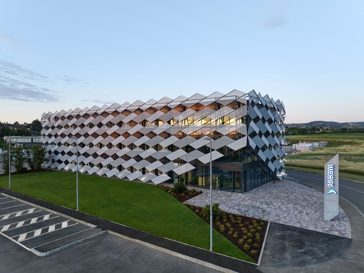 Archello's tweet image. Nuvola 75 by Ambientevario reuses 75 prefabricated timber modules, upgraded with insulated cladding, sandwich panels, and a dynamic light-blue metal skin.
buff.ly/MiLGPnH
#ModularDesign #TimberArchitecture #CircularBuilding