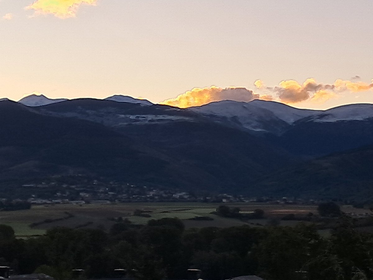 Bon dia. Avui mínima de 2,0°C ia mb un cel ras. Lleugera enfarinada a la zona del Puigmal. Avui màximes un pel mes altes que ahir al voltant dels 17°C. Som-hi!!