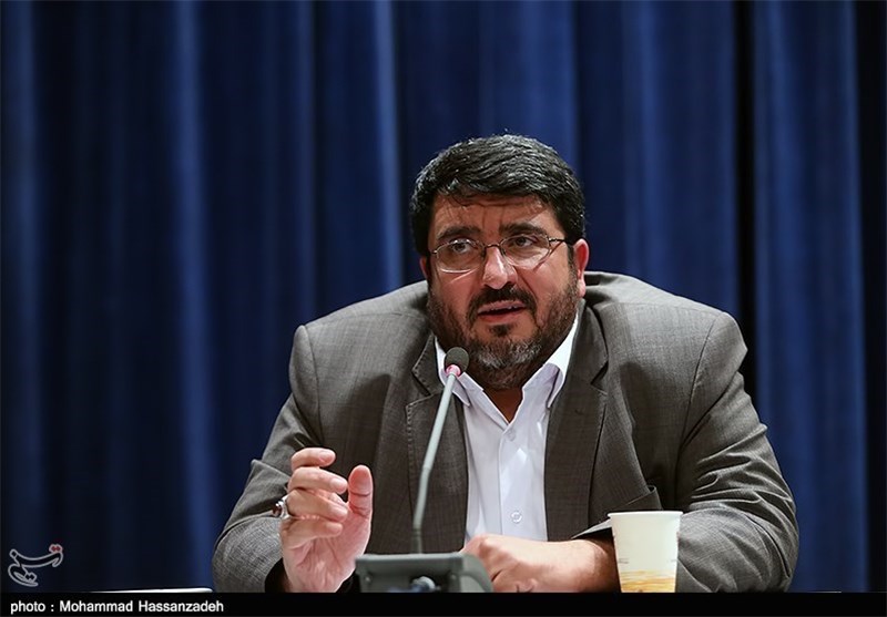 آقای فؤاد ایزدی!
درباره فرماندهان #شهید، درست و منصفانه صحبت کنید. بعد از ترور فیزیکی‌شان به‌دست اسرائیل، وظیفه شما نیست که آنها را ترور شخصیتی کنید.
آن عزیزان از دورانِ ۸ ساله #دفاع_مقدس  (وقتی شما در آمریکا بودید) تا شهادت، برای امنیت مردم جان‌فشانی کردند.
ادبِ گفتار بیاموزید.