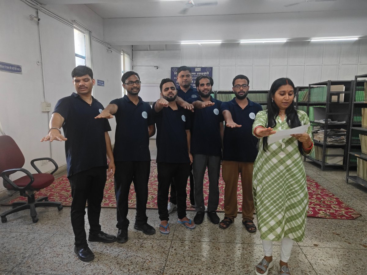 ब्रेल शाखा पुस्तकालयों में "स्वच्छता ही सेवा है 5.0" कार्यक्रम के तहत आज दिनांक 23/09/25 को पुस्तकालय प्रभारी श्रीमती शवेता रानी तथा पुस्तकालयों के पाठकों द्वारा स्वच्छता का  सपथ के तहत मैं न गंदगी करूंगा न ही किसी को करने दूंगा तथा दूसरों को स्वच्छता रखने के लिए प्रेरित करूंगा I