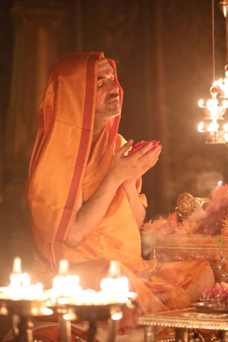 ವಿಶ್ವಾವಸು ಸಂವತ್ಸರದ #ನವರಾತ್ರ_ನಮಸ್ಯಾ - ದಿನ 2

ನವರಾತ್ರಿಯ ಪರ್ವಕಾಲದಲ್ಲಿ ಶ್ರೀರಾಮಚಂದ್ರಾಪುರಮಠದ ಪ್ರಧಾನ ದೇವತೆಗಳಲ್ಲೊಂದಾದ ಶ್ರೀರಾಜರಾಜೇಶ್ವರಿಯ ಮಹಾಸಮಾರಾಧನೆ

📍ಶ್ರೀರಾಘವೇಶ್ವರ ಭವನ, ಸಾಗರ
23-09-2025

#ನವರಾತ್ರ_ನಮಸ್ಯಾ #NavaratraNamasya #ನವರಾತ್ರಿ #ದಸರಾ #ಸಾಗರ #Navaratri #Navratri #Navaratra #Namasya