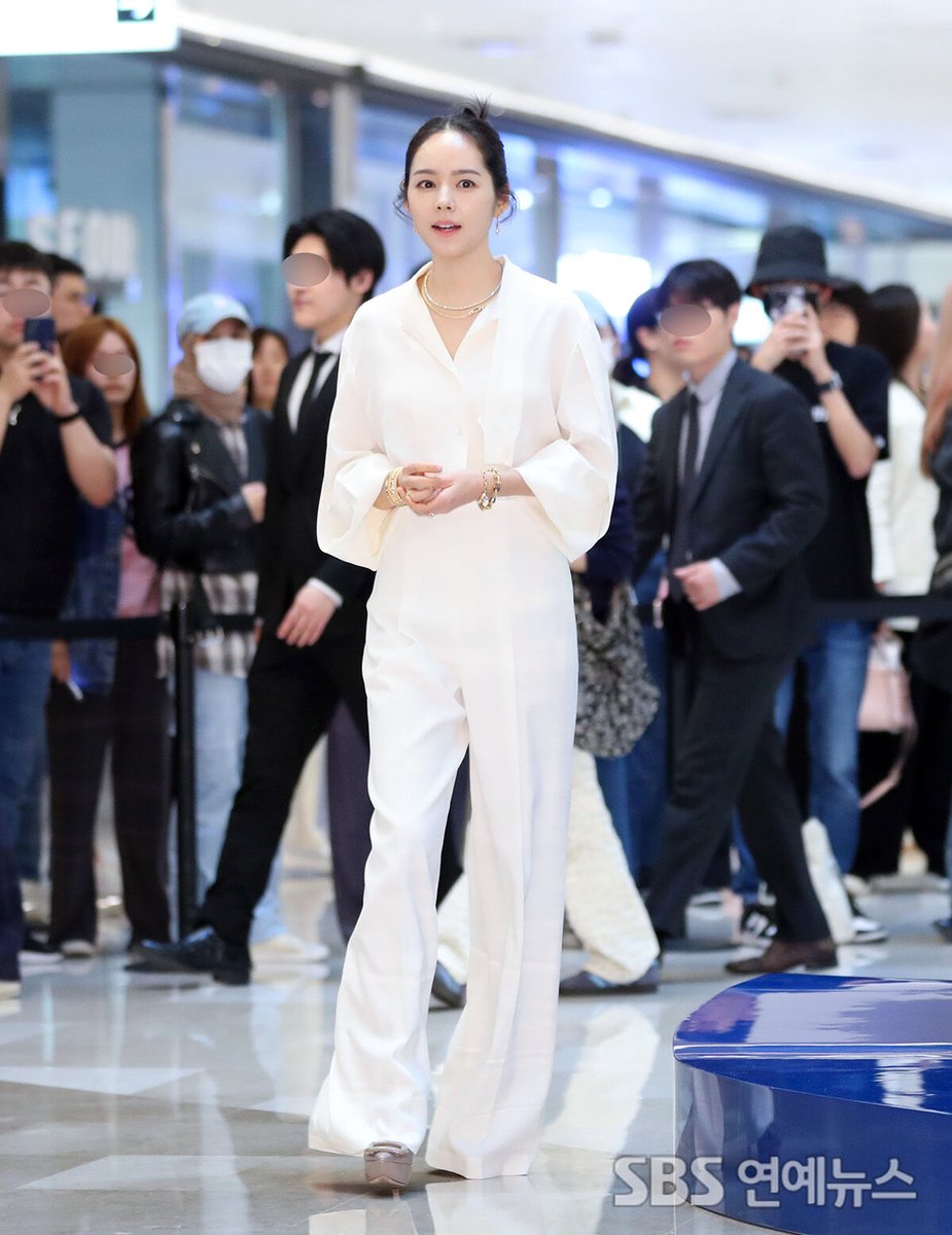 SBS_star's tweet image. “[Throwback] Han Gain Stuns in All-White at Seoul Jewelry Event
👉 Read full story here : sbsstar.net/article/N10082…

#hangain #photo #throwback #SBSStar #KEntertainmentNews
Follow @SBS_star for more updates!”