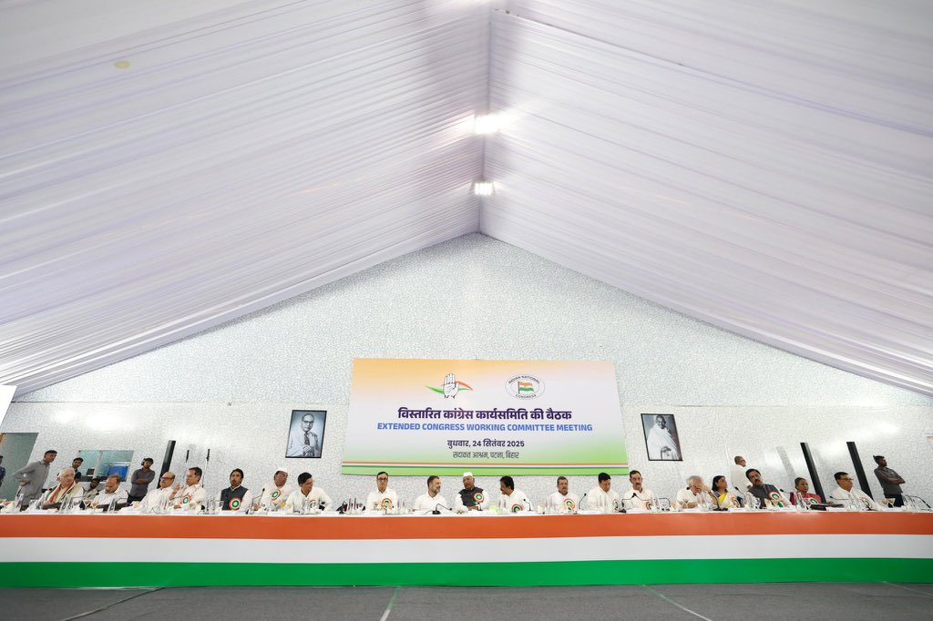 DivyaMaderna's tweet image. आज पटना के ऐतिहासिक सदाकत आश्रम में कांग्रेस कार्यसमिति (CWC) की विस्तारित बैठक हो रही है।

इस महत्वपूर्ण बैठक में कांग्रेस अध्यक्ष श्री @kharge और नेता विपक्ष श्री @RahulGandhi सहित CWC के सभी सदस्य उपस्थित हैं।

📍 बिहार

#CWCMeeting #Bihar