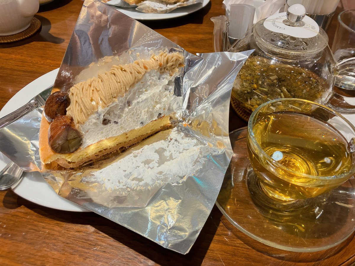 こないだケーキしばいた友人がヒゲダンのことをオフィシャルダンディズムって言ってて面白かったです。髭省略する人もいるんだな。
ハーブスの和栗のタルト、とてもおいしうございました。