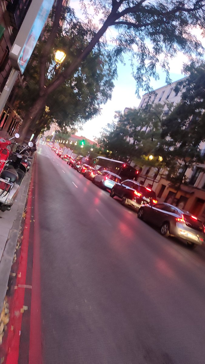 TuitingMachine's tweet image. El estado habitual de C/ Bailén tras el verano, todas las mañanas atascos desde C/ Mayor hasta casi Puerta de Toledo hoy. Complicado para los que dependen del bus cuando todo el mundo quiere ir en coche ocupando tanto espacio para una sola persona en la mayoría de casos.