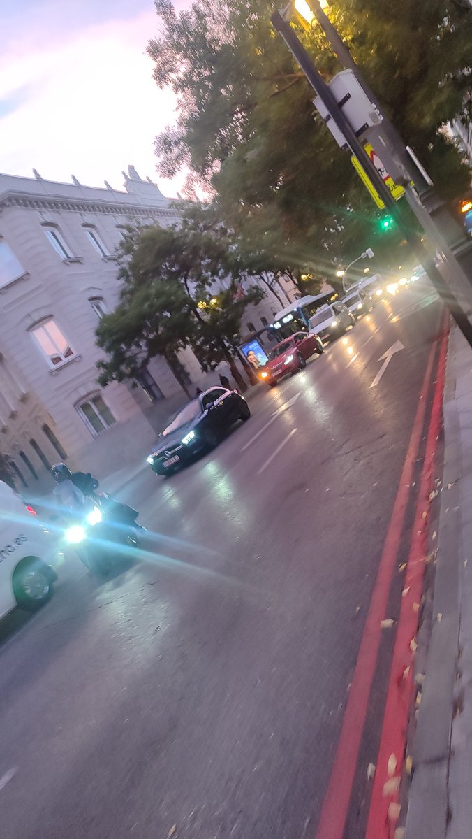 TuitingMachine's tweet image. El estado habitual de C/ Bailén tras el verano, todas las mañanas atascos desde C/ Mayor hasta casi Puerta de Toledo hoy. Complicado para los que dependen del bus cuando todo el mundo quiere ir en coche ocupando tanto espacio para una sola persona en la mayoría de casos.