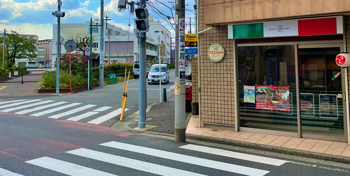 pizzeria_sassy's tweet image. お久しぶりです😊

10月1日（水）11時30〜通常時間
営業再開いたします。
（オープン値引きはいたしません🙇）

新しい場所は綱島西3-3-13になります。

キッチンカー撤去中や店舗準備中
目まぐるしく変わる不安な時に
お声掛けいただいた皆様、
元気出ました😭
本当にありがとうございました🙇