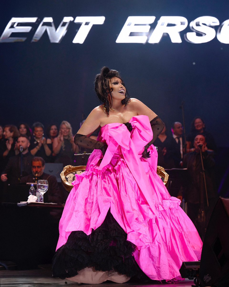 BtcTurk Vadi sahnesi, Türk Müziğinin efsanevi divası Bülent Ersoy’un muhteşem performansına ev sahipliği yaptı.🌹
Sanatseverlere unutulmaz anlar yaşatan bu özel gece, hafızalardan uzun süre silinmeyecek🎶✨