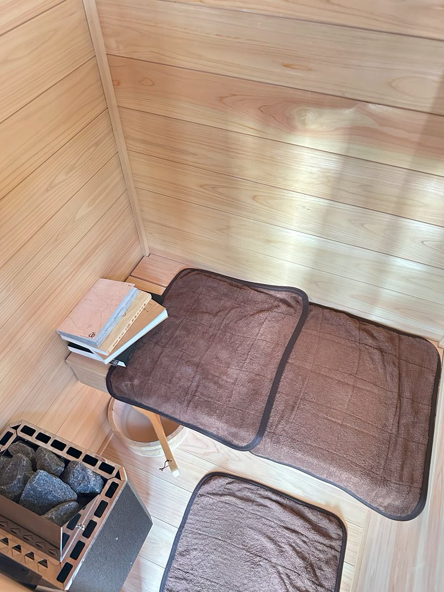 sauna_madoguchi's tweet photo. 【サウナの窓口｜導入事例・お客様の声】
施設サウナって最高だけど…
行き帰りの移動や待ち時間、実はめちゃくちゃもったいない。

その点、自宅サウナなら 移動ゼロ分。
空いた時間を休養に回したり、趣味の時間に充てられる。

しかも、読書好きにはたまらない。
サウナ室でゆっくり本を読みながら“ととのう”なんて、最高の贅沢じゃない？📚🔥

「時間を奪われないサウナライフ」
これが、自宅サウナの新常識。

#自宅サウナ #家庭用サウナ #サウナの窓口