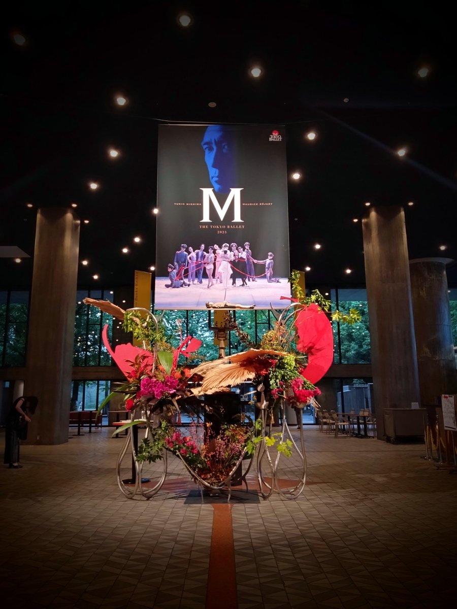 h_no26's tweet photo. 先日、東京バレエ団「М」を鑑賞。初演の時、当時高校生だった私がテレビで観てどハマりした作品。録画したビデオを繰り返し観てたなぁ。
ほんと好きなシーンばかりなんだけど、何より幕開きの読経から始まる海
と、そこに戻る最後。
たまらんかった。。 https://t.co/z3JGkQ0mPo