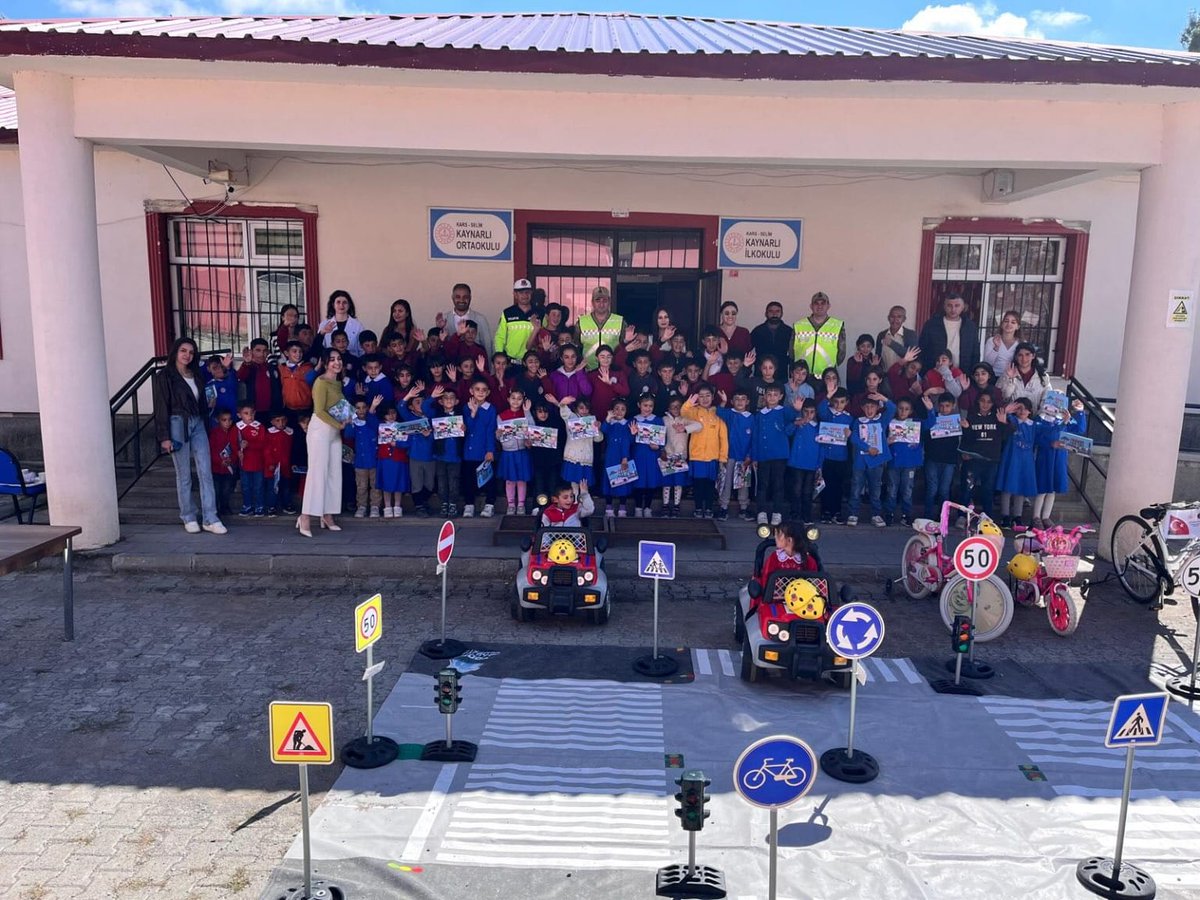 Kars İl Jandarma Komutanlığı olarak  Trafik Farkındalık Eğitiminde öğrencilerimizle birlikteyiz.