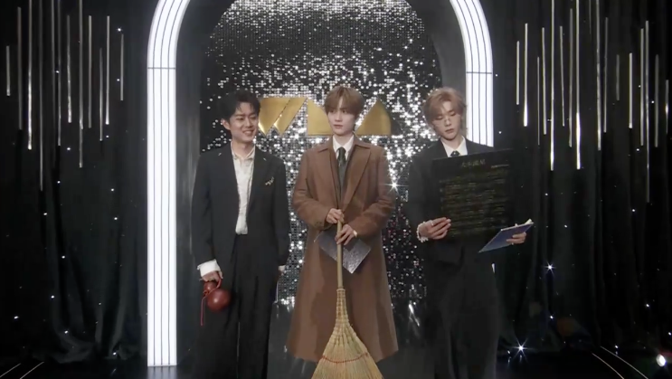 MoonandSun19XX's tweet photo. เป็น Call me by fire ss4 ที่คัดความสูงมาได้พอดีมาก  
ละสายVocal ทั้ง 3 คน  

NNINE WEIBOMUSIC AWARD25 
#WMA2025xGQC #wma2025 https://t.co/yaFwHtsoNU