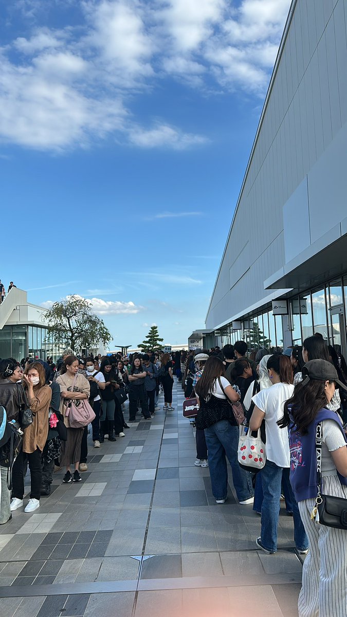 People lining for merch. 🥰

Madami ng tao dito. ^^

Concert updates as of 15:33 JST, 14:33 PHT

#SB19日本ログ 

<a href="/SB19Official/">SB19 Official</a> #SB19
#SimulaAtWakas
#SaWWorldTourTokyo