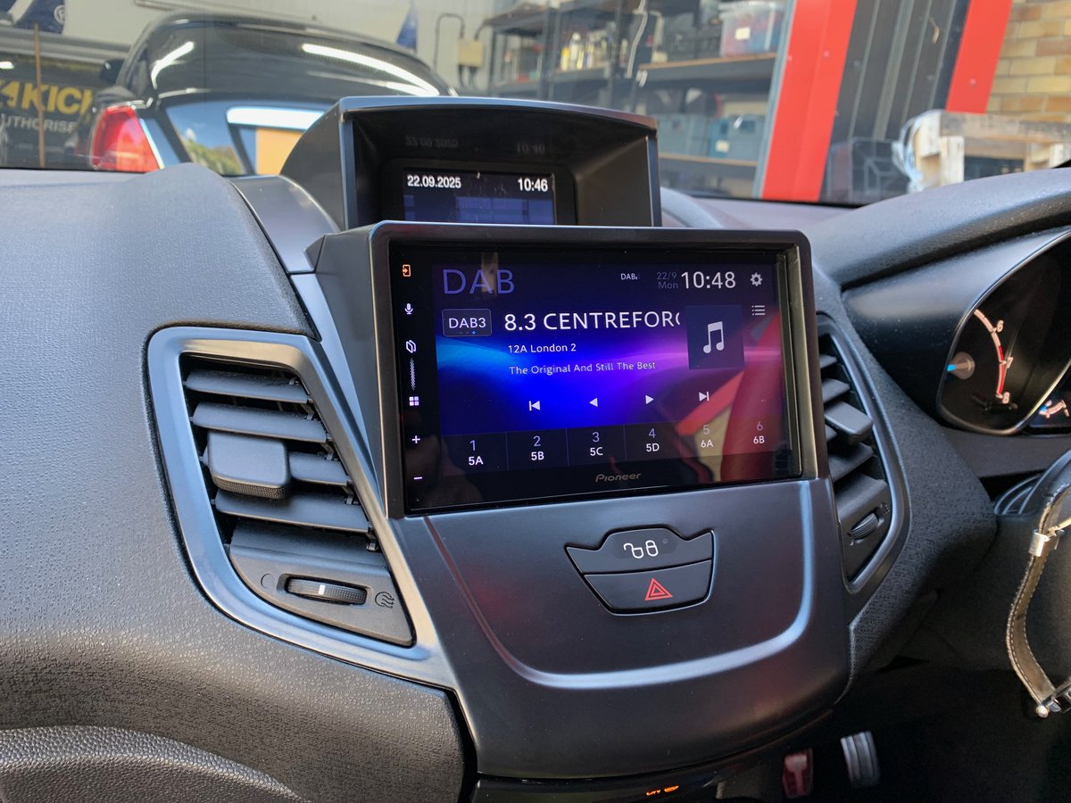 dynamic_audio's tweet image. We’ve upgraded this @forduk Fiesta 2016 with the sleek @PioneerUK SPH-DA77DAB bringing modern features like Apple CarPlay, Android Auto, DAB Radio &amp;amp; Bluetooth into the dash.

Installed seamlessly using our FKIT-FORD-96 fitting kit 🛠️ for a factory finish look.