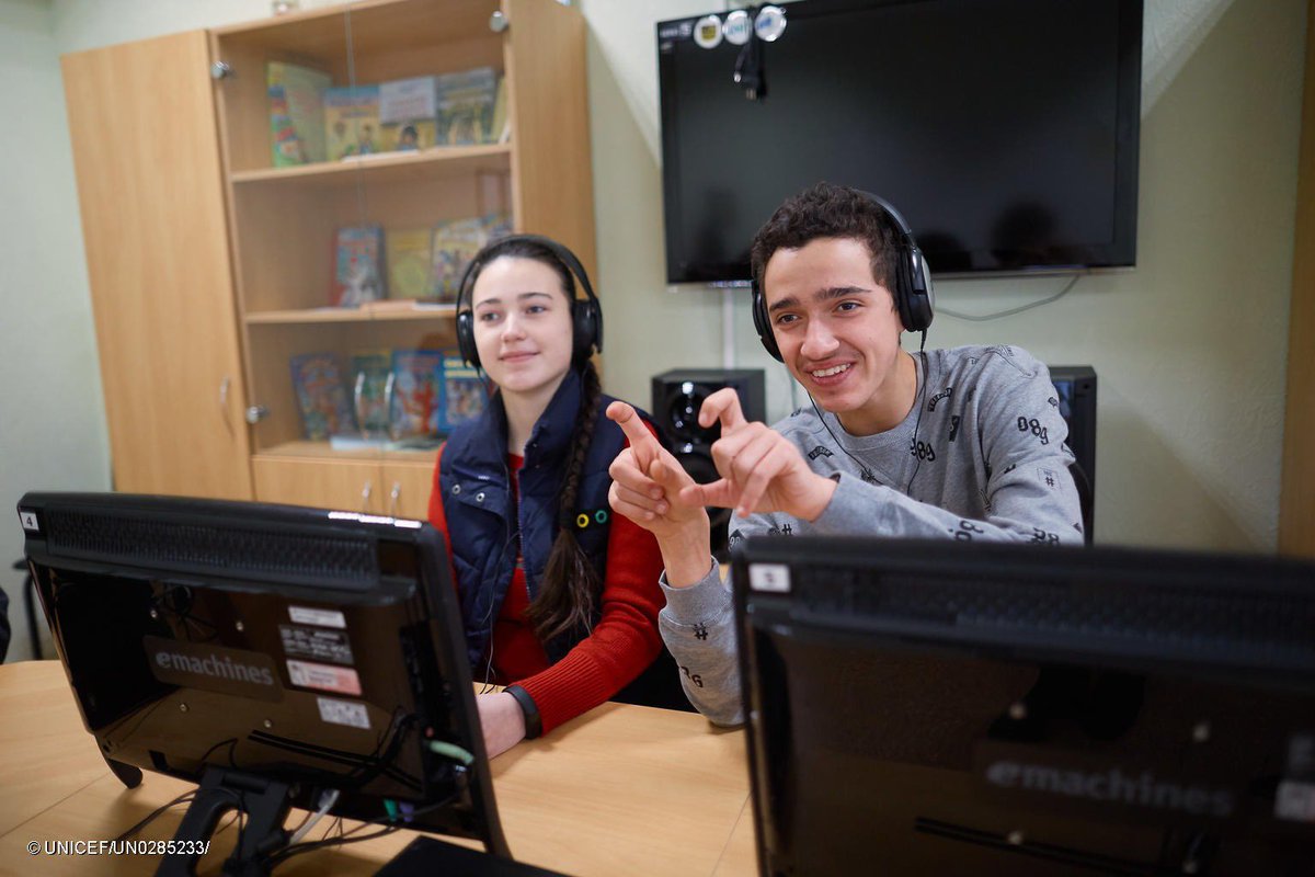 unicefturk's tweet image. Every child has the right to be heard 🫶

For millions of children, #signlanguage is more than just a way to communicate — it’s a gateway to education, friendship, self-expression, and belonging. 

Happy #InternationalDayofSignLanguage!