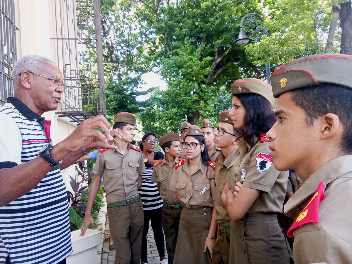 ‼️Como parte de las actividades conmemorativas por el centenario del Comandante en Jefe, alumnos de la EMCC Capdevila visitaron al Centro Fidel Castro Ruz.
En cada imagen,nuestros jóvenes reafirmaron el compromiso con su legado y su ejemplo eterno. 

#FARCuba #100AñosConFidel