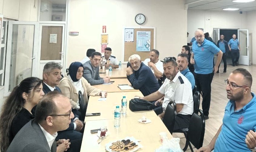 Bu sabah tüm garajlarımızda şoförlerimizle buluştuk. Yaklaşan kış aylarıyla birlikte sürüş güvenliğinin önemini vurguladığımız buluşmamızda kaptanlarımızın öneri ve taleplerini de yerinde dinleme fırsatı bulduk. Her zaman hep birlikte daha iyiye hedefiyle… #umutburada <a href="/ietttr/">İETT</a>