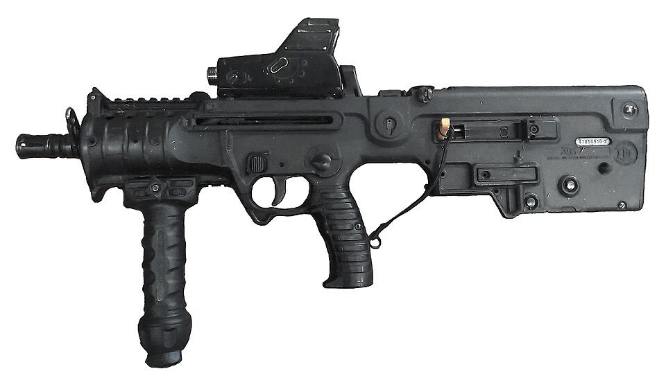 menchongdeee's tweet photo. Police at Mendiola carried Israeli-made IWI X95 rifles—the same weapons used to enforce genocide in Palestine. Since 2019, PH billions have funded Israeli arms. The same rifles that murder Palestinians are now used to terrorize Filipinos.

reference photo from Ezra Acayan https://t.co/GXsoTPoWV4